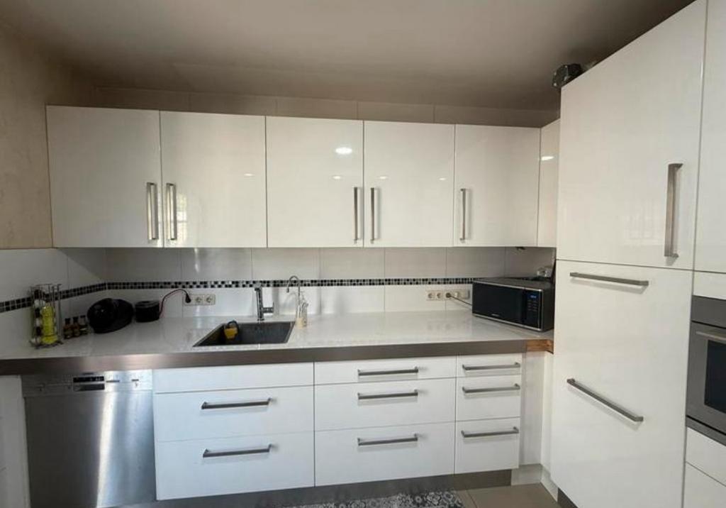 Ikea hoogglans moderne witte keuken met eiland ., Ophalen, Gebruikt, Wit, Kunststof