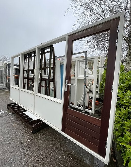 kozijn met achterdeur en zijlichten