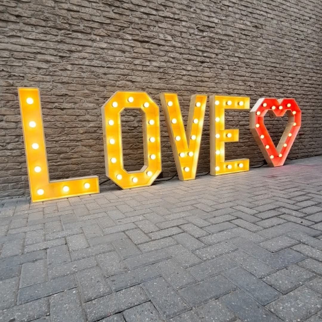 LOVE-letters met rood hart te huur!, Ophalen of Verzenden, Nieuw, Geboorte of Huwelijk