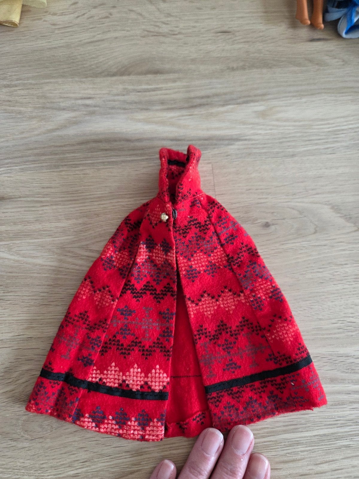 Barbie cape vintage rood met zwart, Verzamelen, Poppen, Ophalen of Verzenden, Gebruikt, Kleertjes