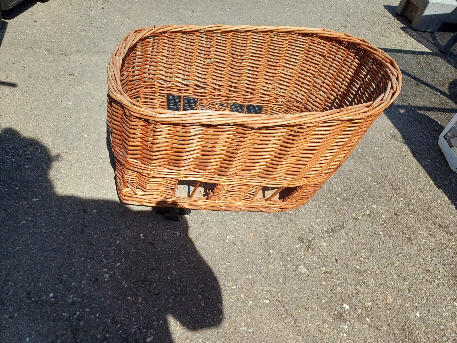 rieten -honde mand. met bevestiging., Fietsen en Brommers, Fietsaccessoires | Fietsmanden, Ophalen