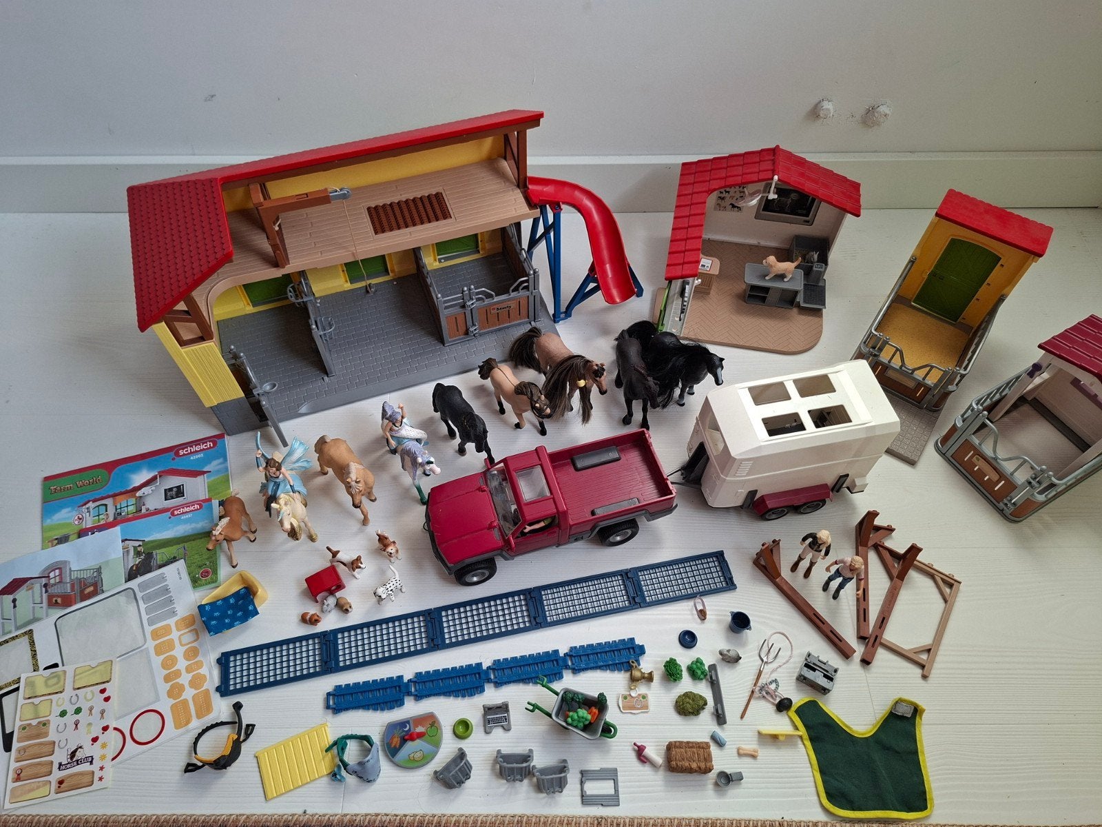 Grote Schleich set met paarden, stallen, auto en trailer, Ophalen of Verzenden, Zo goed als nieuw