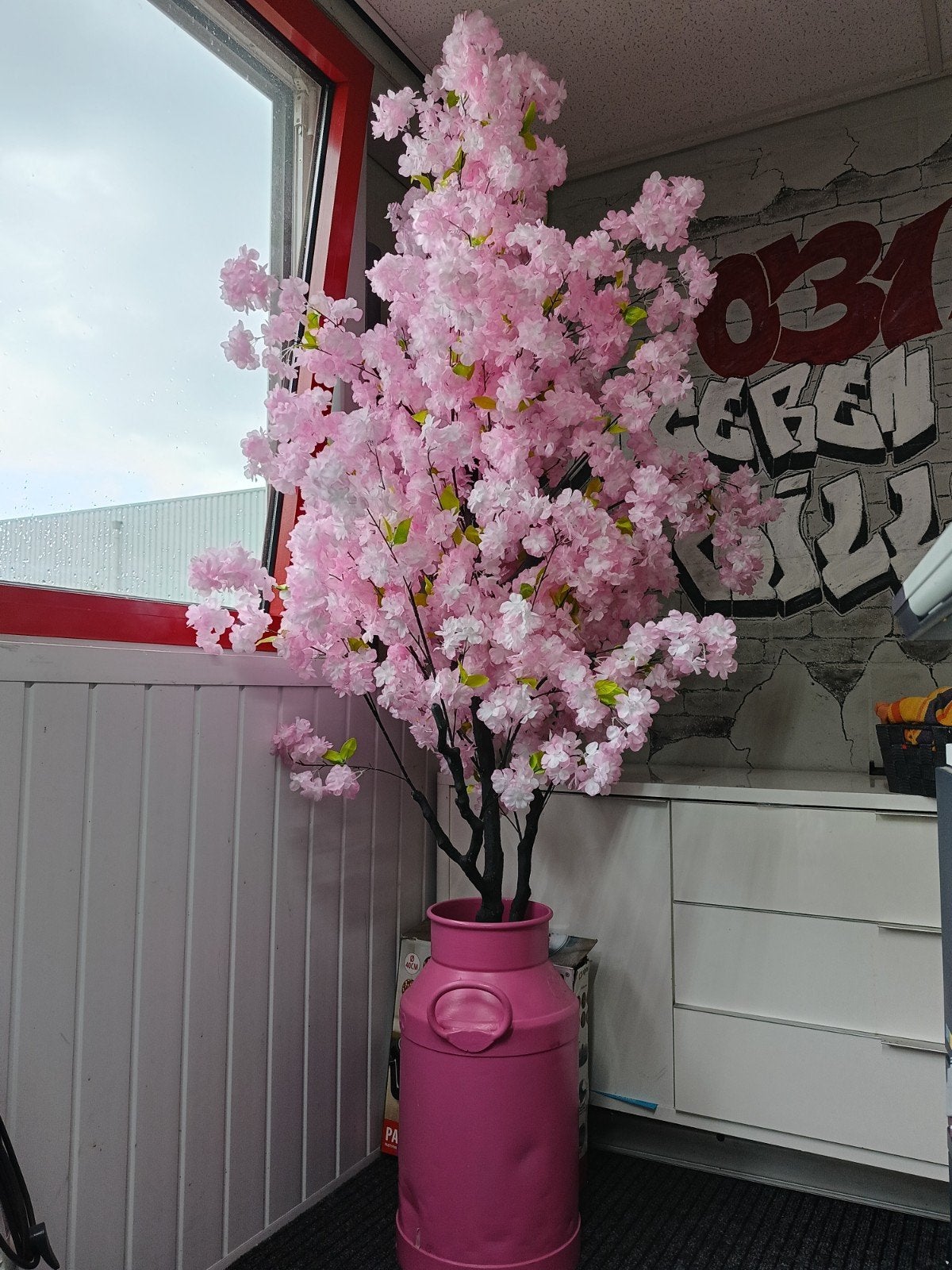 Kunst bloesemboom in roze melkbus, ca. 1m90, Huis en Inrichting, Ophalen, Gebruikt, Roze, Kunststof