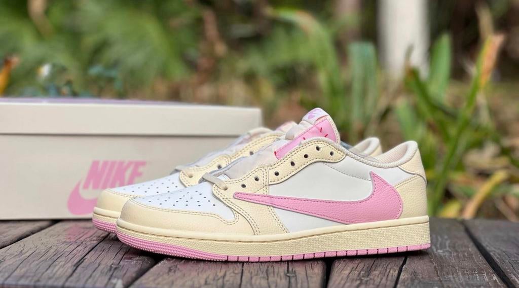 Travis Scott x Air Jordan 1 Low OG Shy Pink Sail, Kleding | Dames, Schoenen, Ophalen of Verzenden, Nieuw, Roze, Sneakers of Gympen