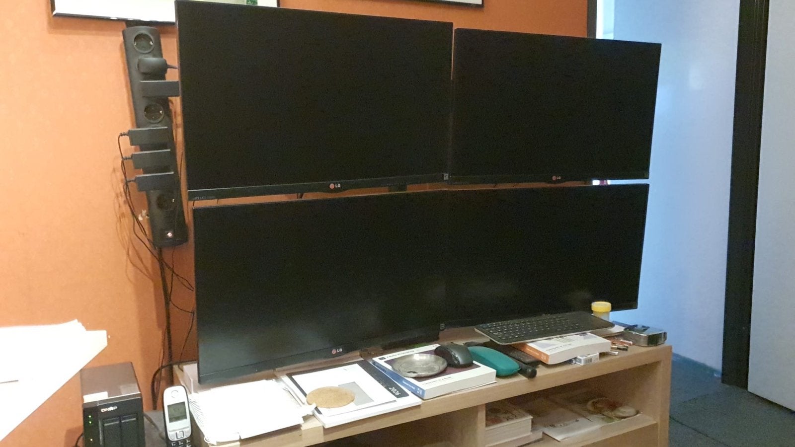 LG 28” monitor set (4 stuks) met full-motion bureausteun, Computers en Software, Ophalen, Gebruikt, IPS, In hoogte verstelbaar
