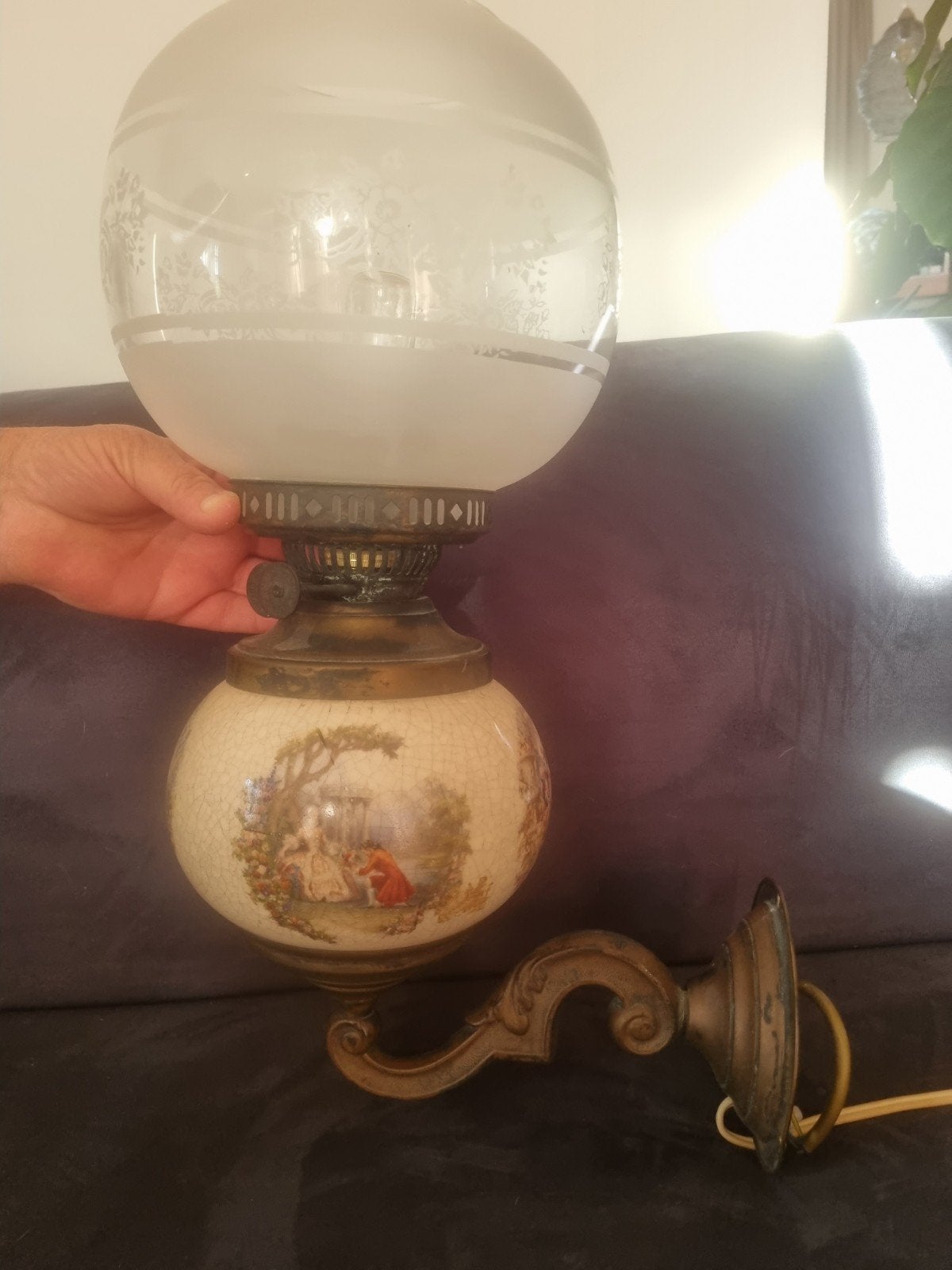 Antieke wandlamp met porseleinen bol en romantische scènes, Ophalen of Verzenden