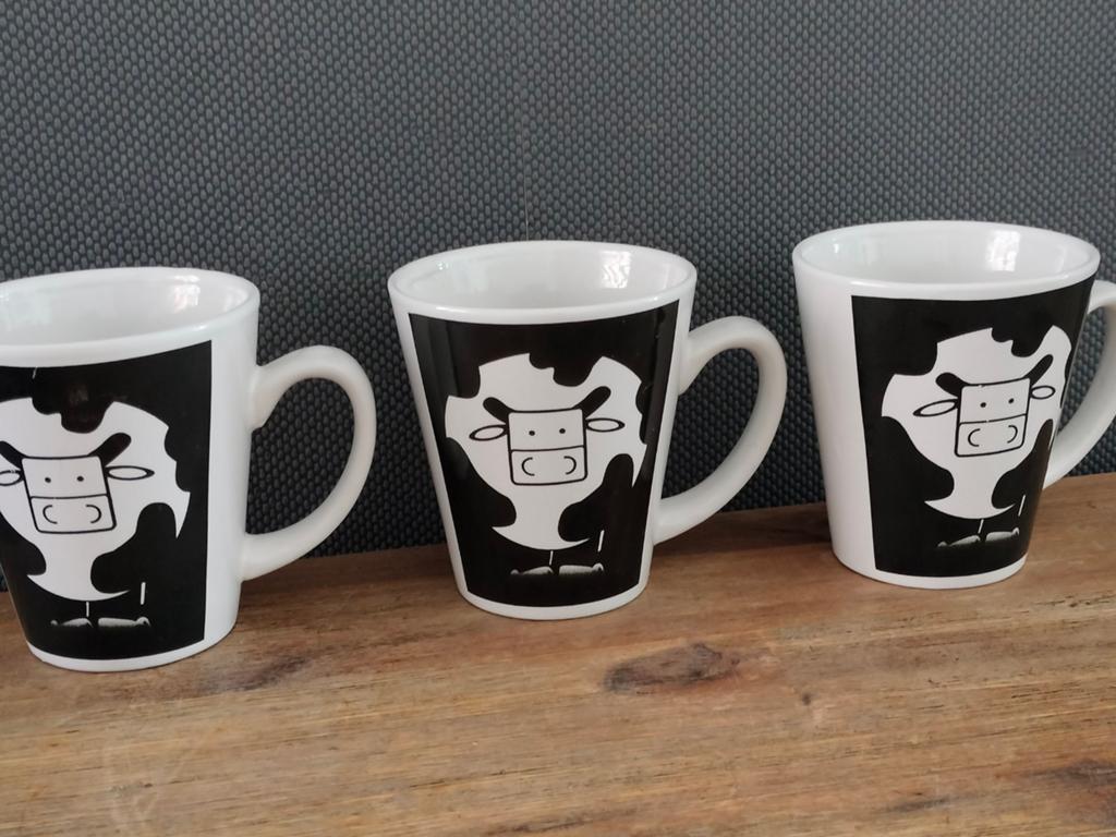 Set van 3 Frico melk mokken - Jaren '90 koeien design, Huis en Inrichting, Ophalen of Verzenden, Steen/keramiek, Meerkleurig, Overige merken