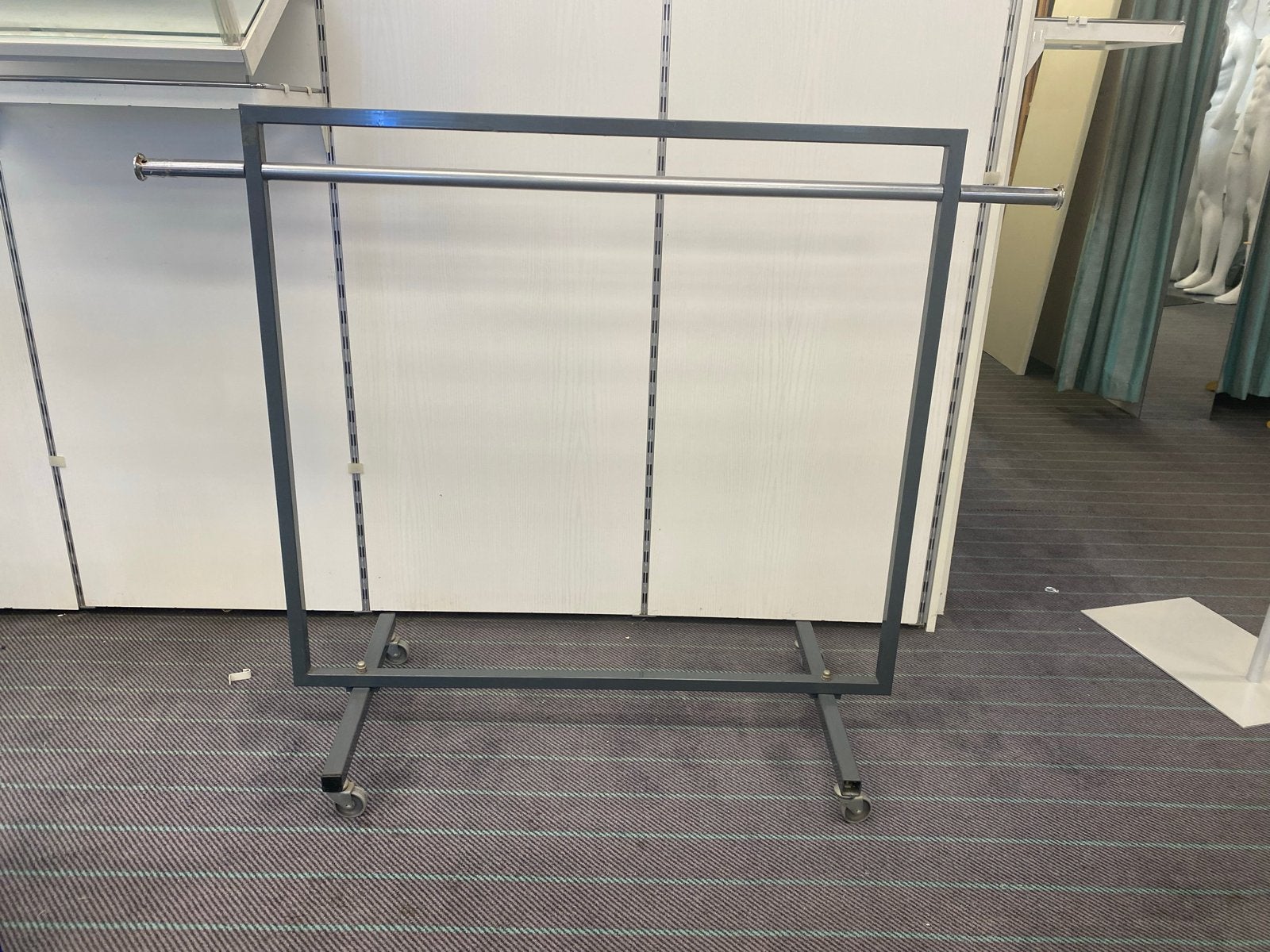 Kledingrek met wieltjes - 105 cm hoog, 135 cm breed, Ophalen, Met wielen, Gebruikt