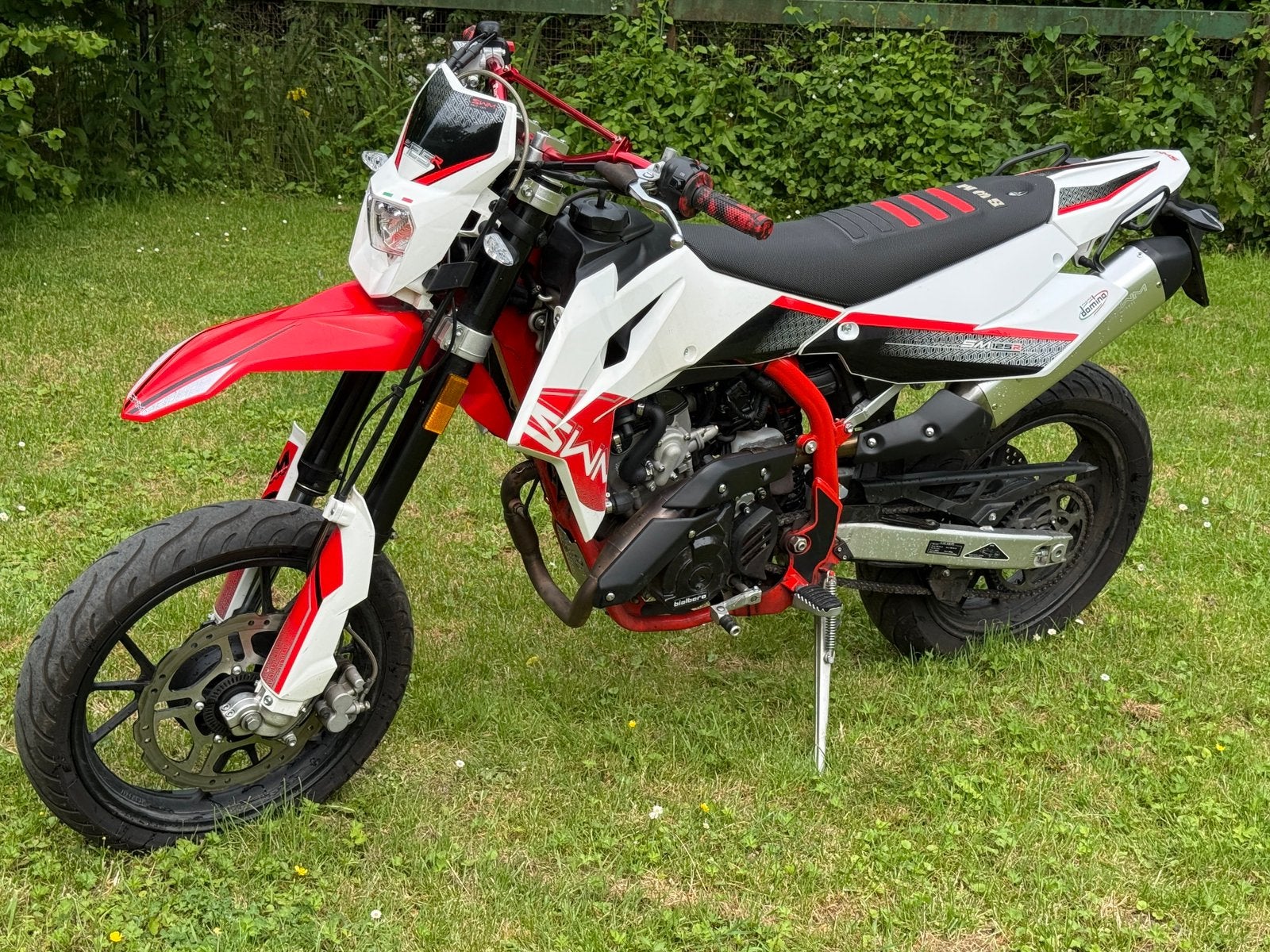SWM SM 125 R Supermoto - Perfect voor A1 rijbewijs!, Motoren, LED Verlichting, SWM, 125 cc, 11 kW of minder