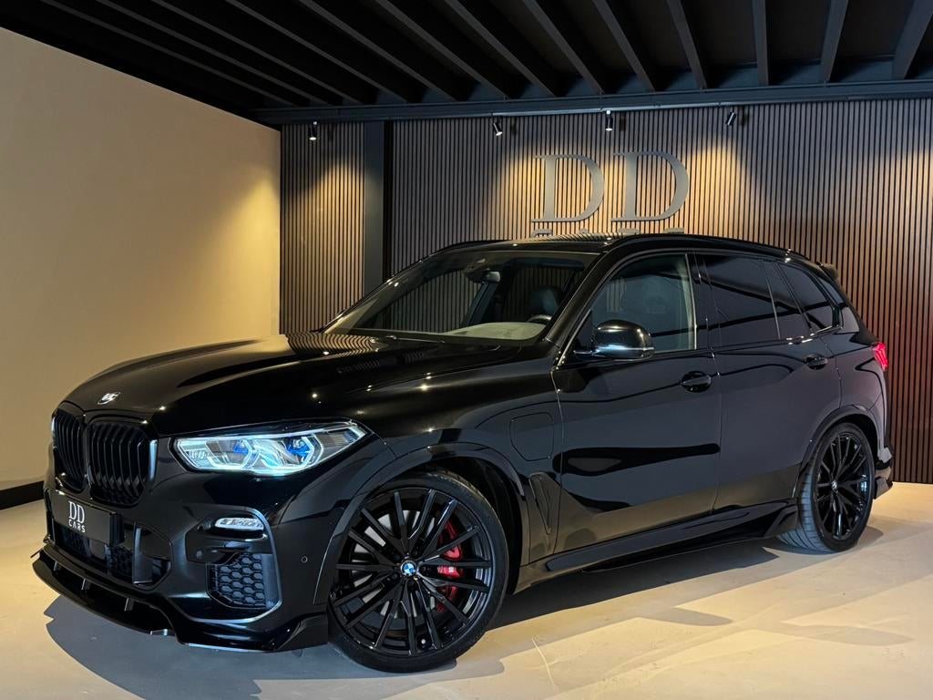 BMW X5 xDrive 45e | M seats | M Perf | Rear TV | Pano | HuD, Auto's, BMW, Automaat, 394 pk, Zwart, Bedrijf