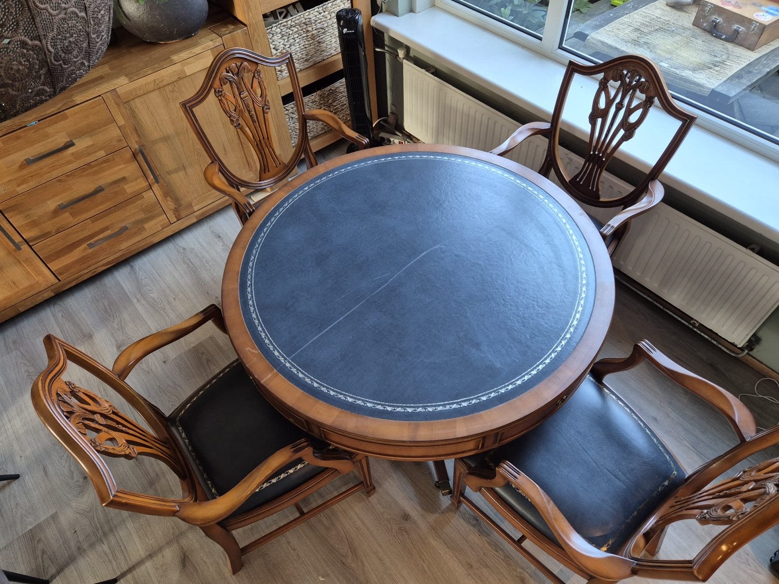 Antieke heldense tafel en stoelenzet, Ophalen
