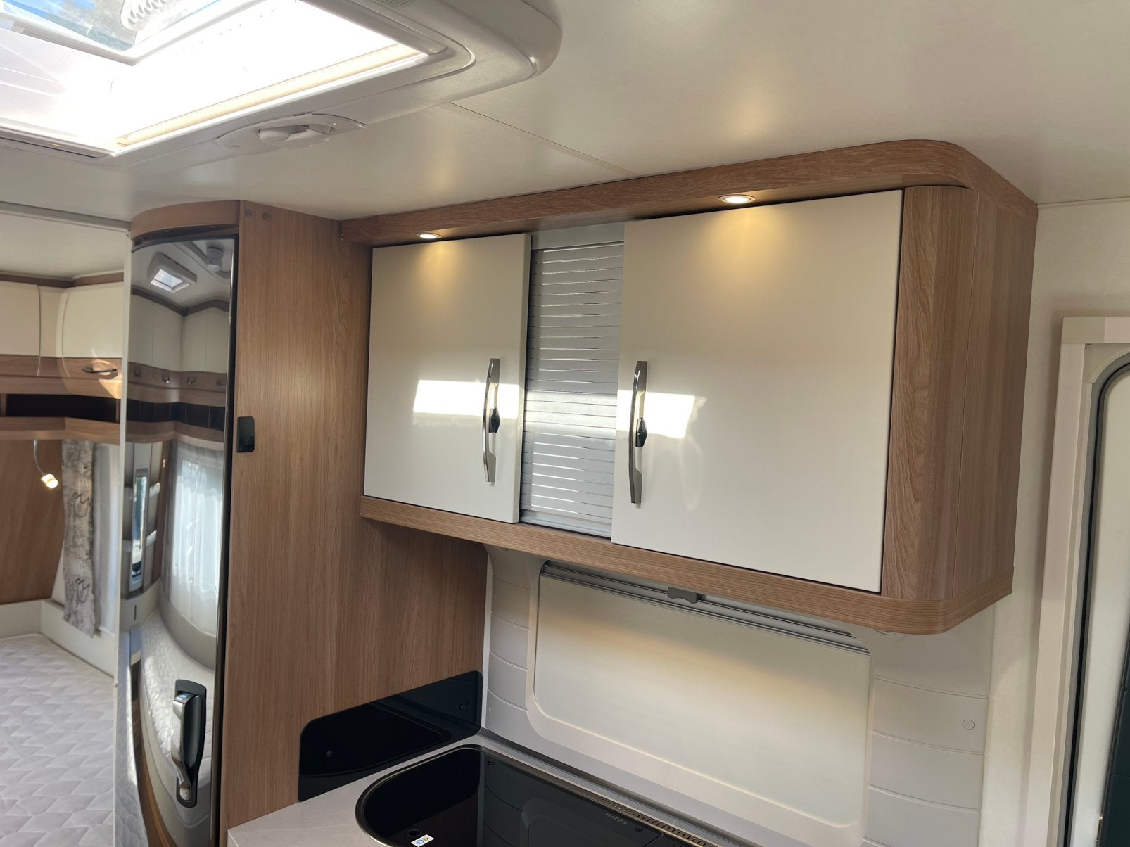 Foto 16 van Hobby 495 UL uit 2019 | 2 bedden | Mover | Luifel | Voortent