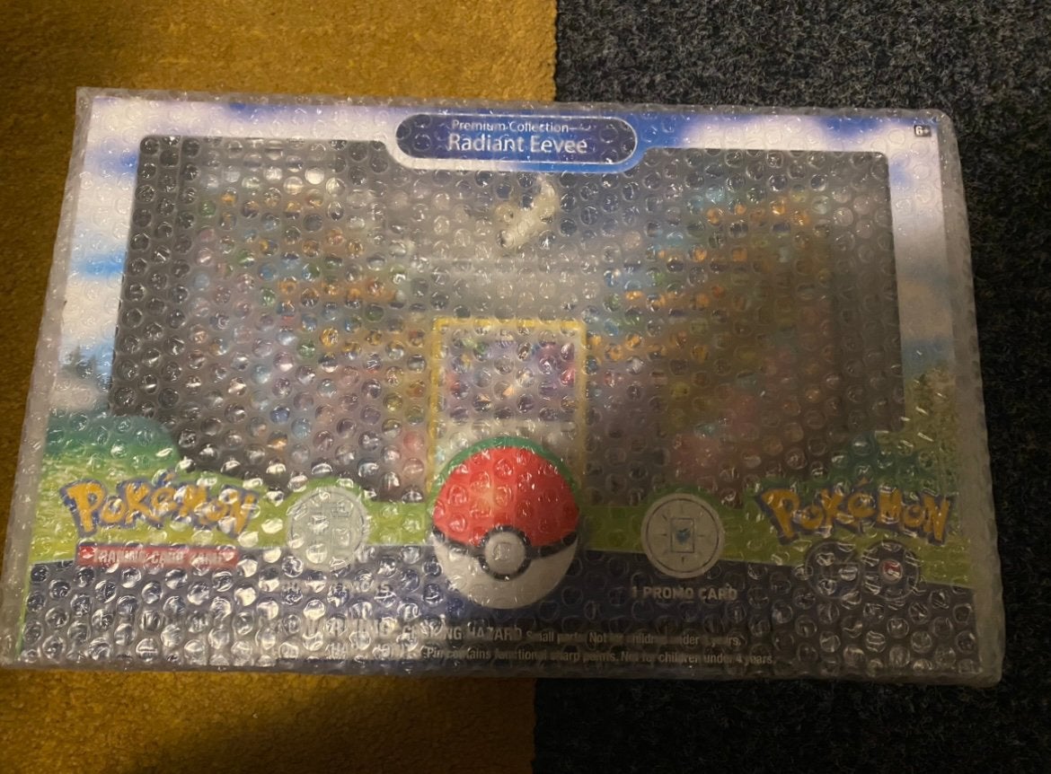 Pokémon GO - Premium Collection box - Radiant Eevee, Ophalen of Verzenden, Nieuw, Overige typen, Foil