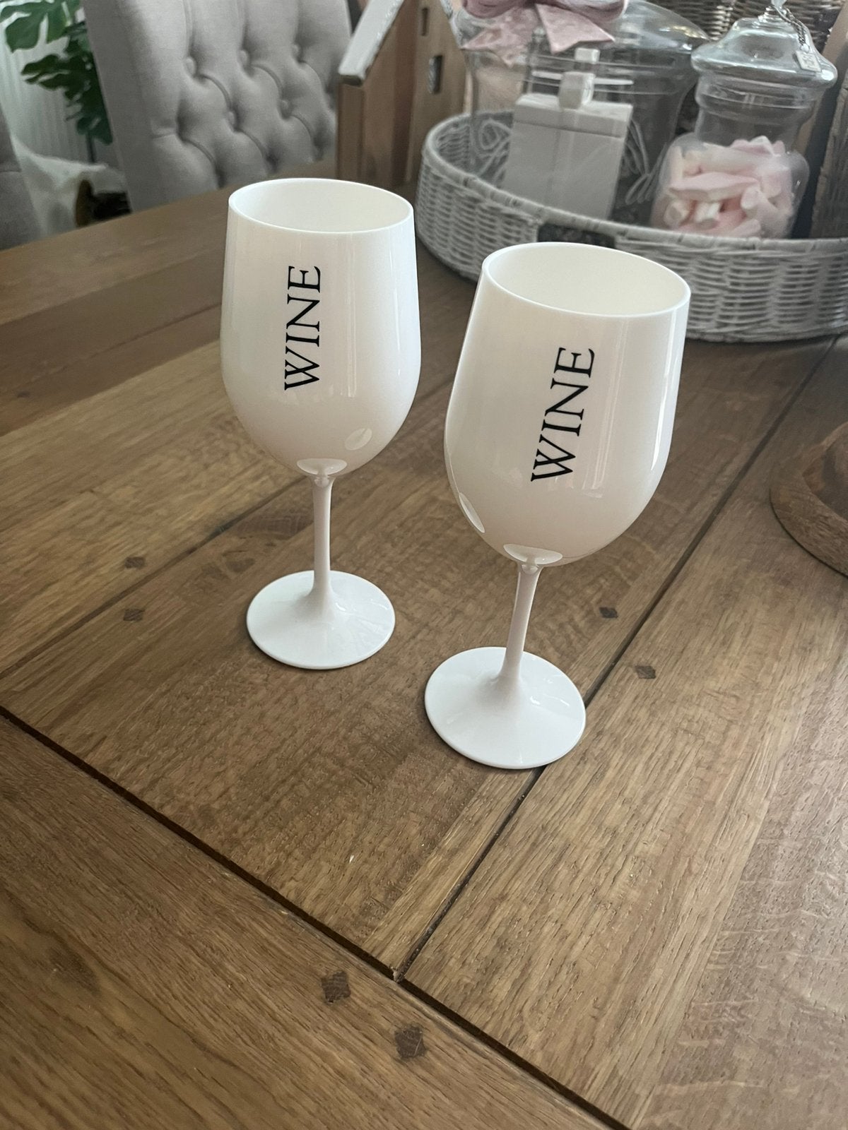 Te koop: 2 Rivièra Maison witte kunststof wijnglazen, Ophalen of Verzenden, Nieuw, Overige typen