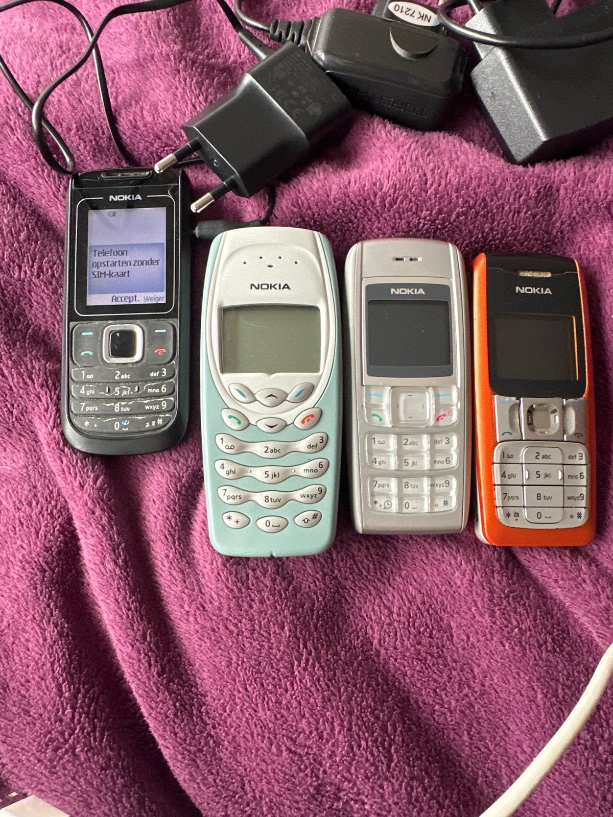 Partij Nokia telefoons (4 stuks) met laders, Telecommunicatie, Mobiele telefoons | Nokia, Gebruikt, Zwart, Fysiek toetsenbord