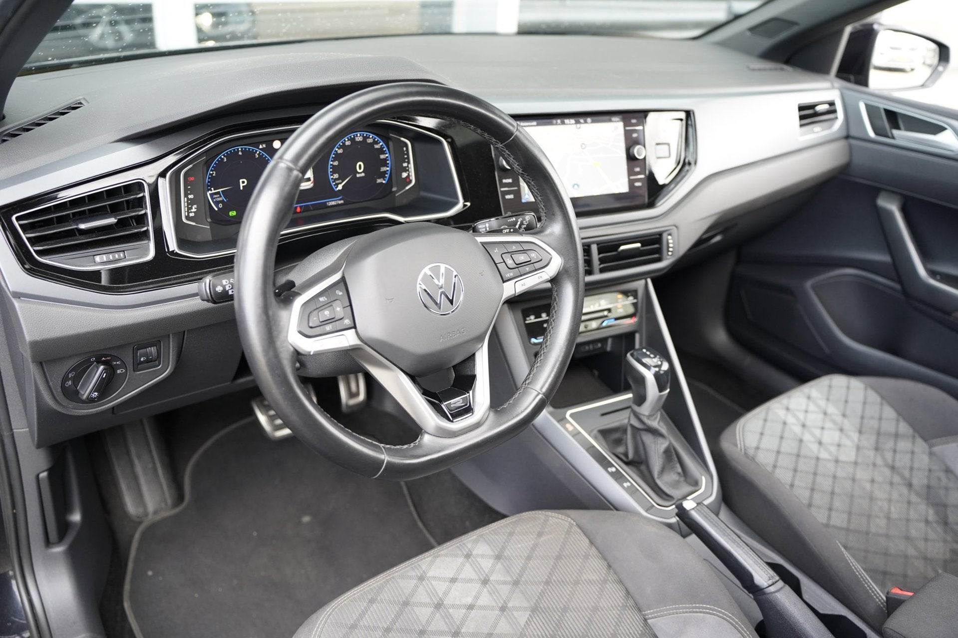 Volkswagen Polo 1.0 TSI 2x R-Line 110PK DSG Facelift Pano Na, Auto's, Dealer onderhouden, Gebruikt, Zwart, Origineel Nederlands