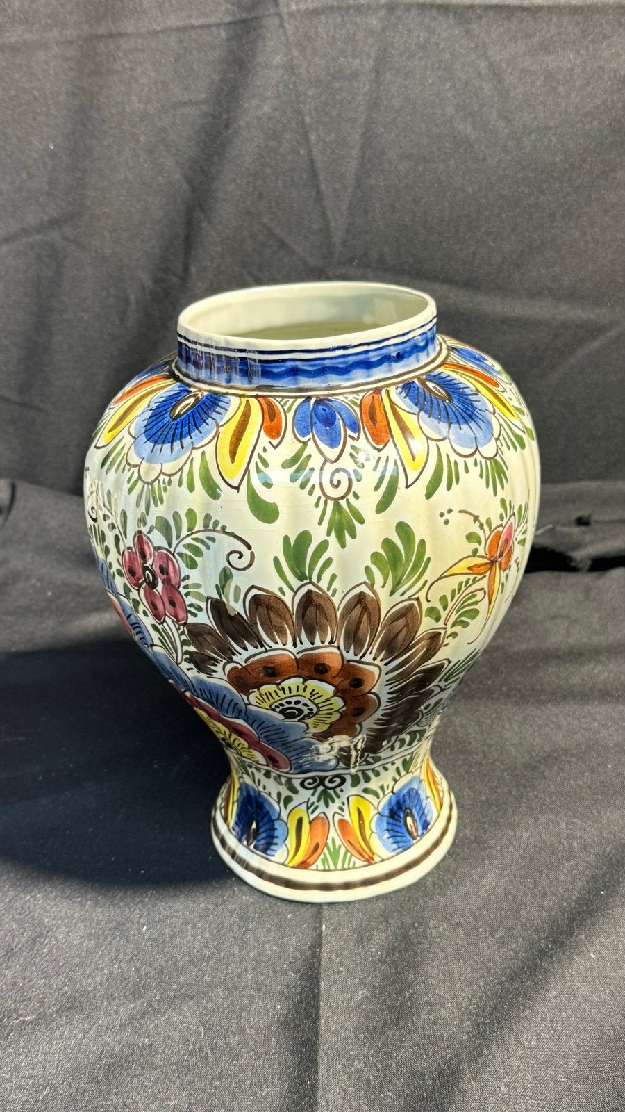 Polychrome Delfts aardewerk vaas met bloemendecor, Antiek en Kunst, Antiek | Vazen, Ophalen of Verzenden