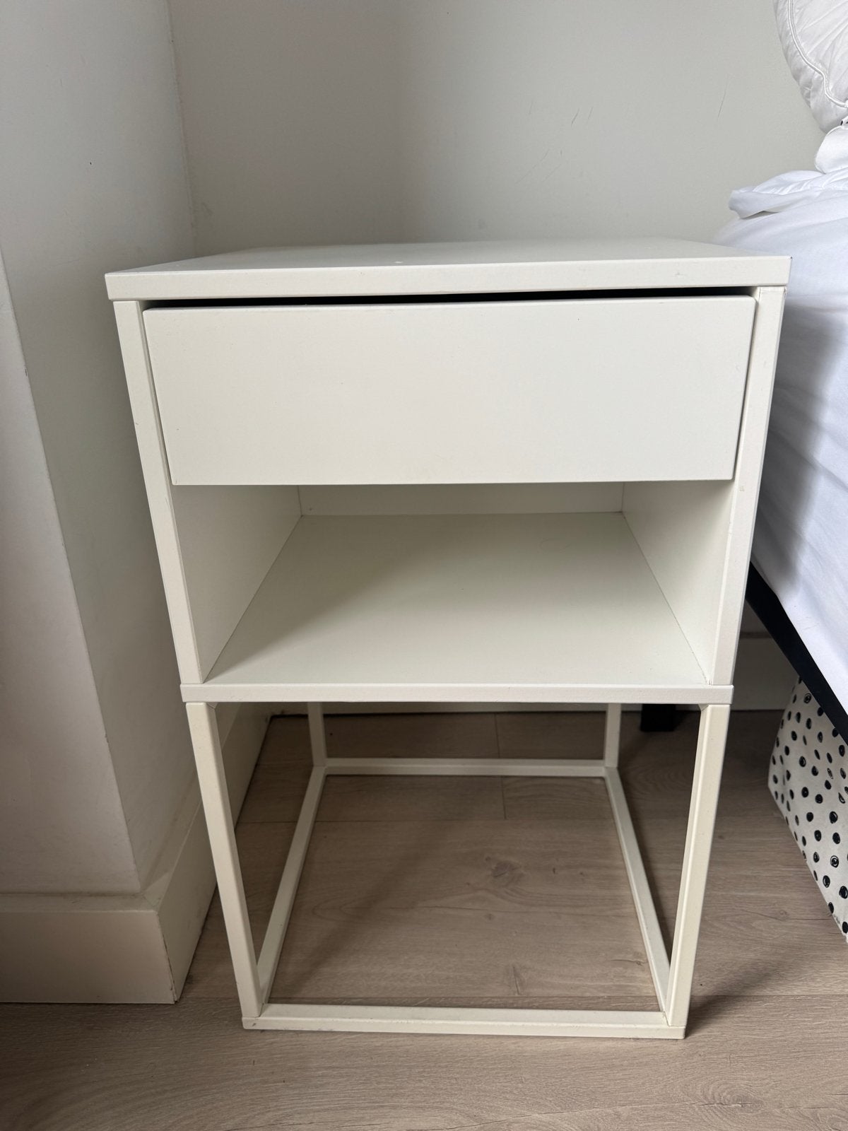 Ikea Vikhammer nachtkastje - Wit, Ophalen, Gebruikt, 55 tot 70 cm, 45 tot 65 cm