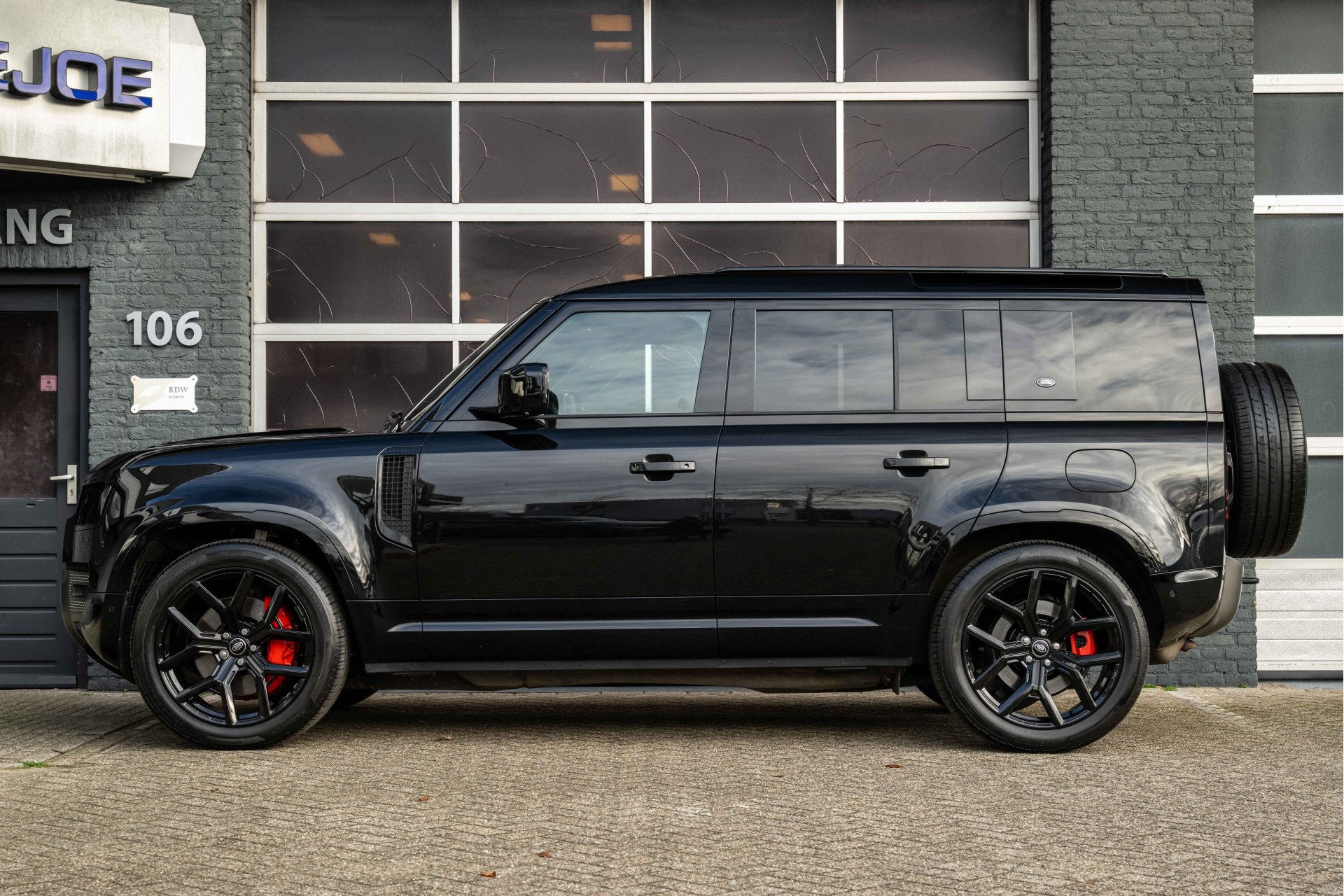 Land Rover Defender 110 2.0 P400e 110 X-Dynamic SE Pano, Led, Auto's, Automaat, 404 pk, Gebruikt, Zwart
