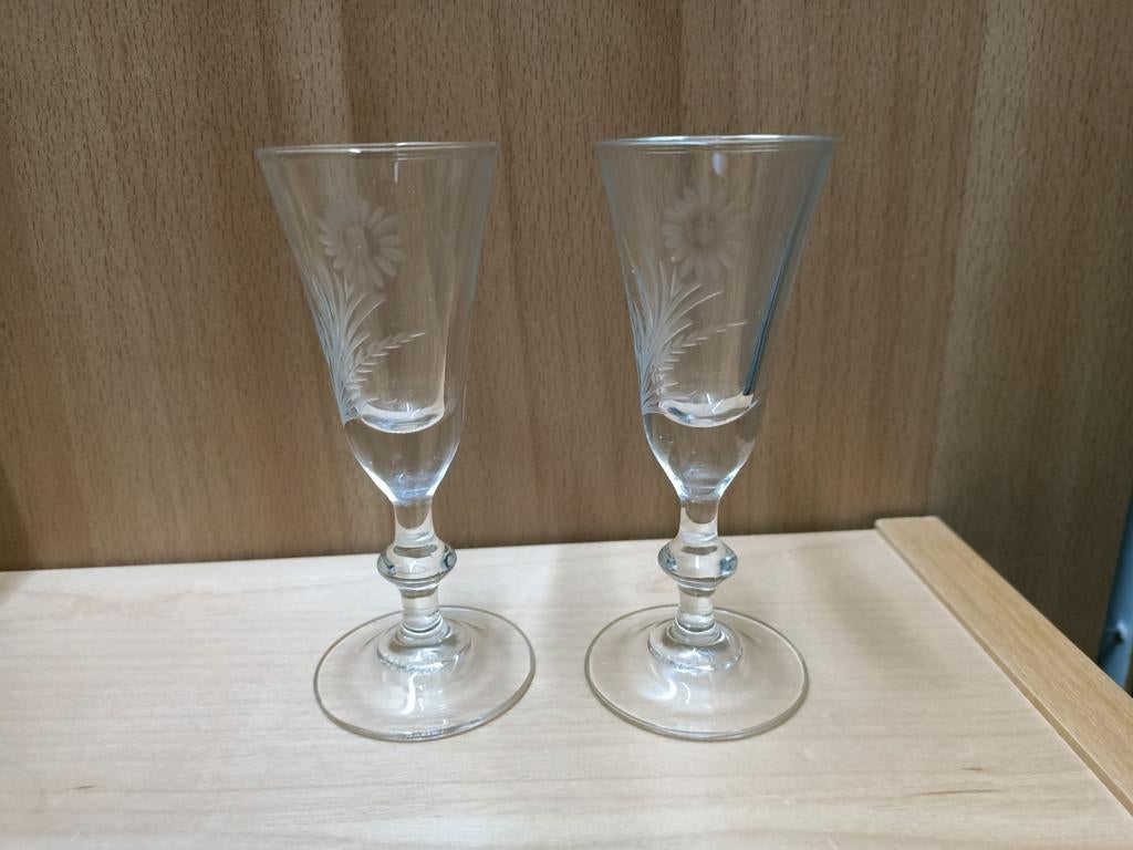 Set van 2 geslepen borrelglaasjes met bloemmotief, Antiek en Kunst, Ophalen of Verzenden