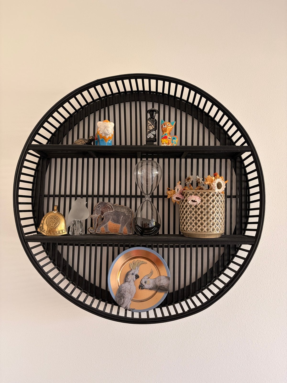 Zwart rond rotan wandrek - Aiko, Huis en Inrichting, Woonaccessoires | Wandplanken en Boekenplanken, Ophalen, Zo goed als nieuw
