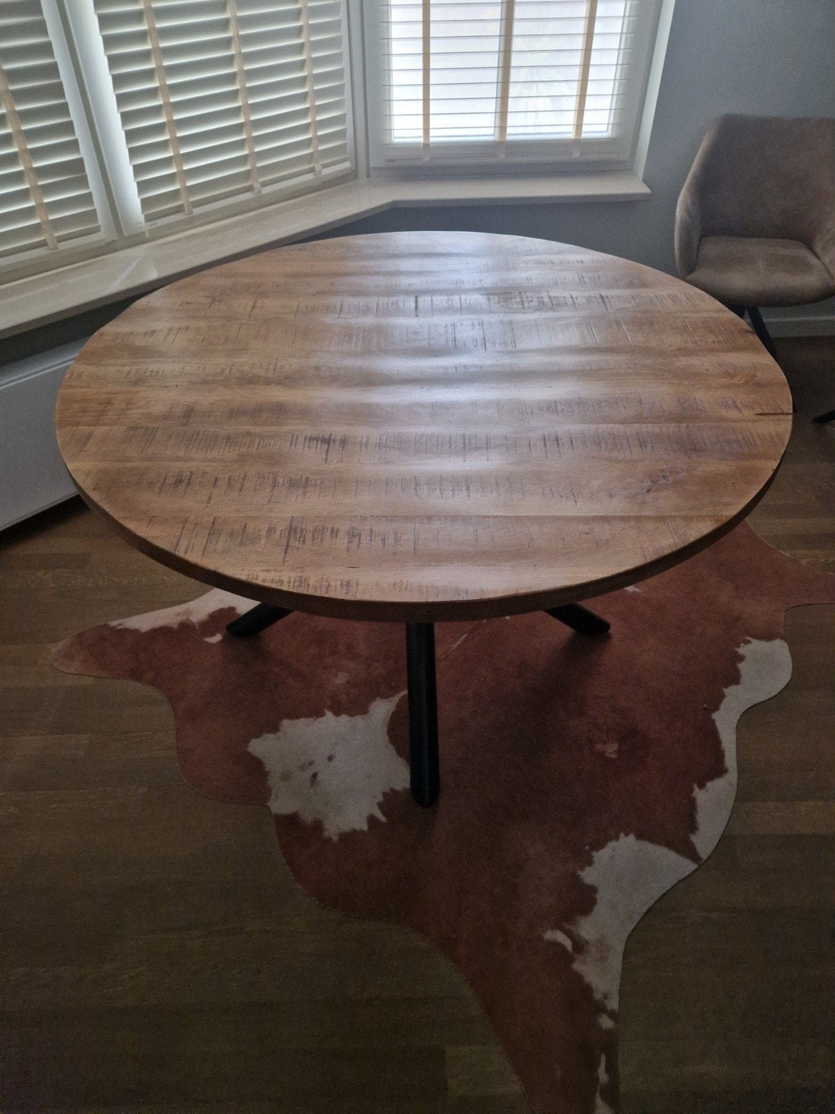 Mango ronde tafel met zwart onderstel - 130 cm doorsnee, Rond, Zo goed als nieuw, Vier personen, Ophalen