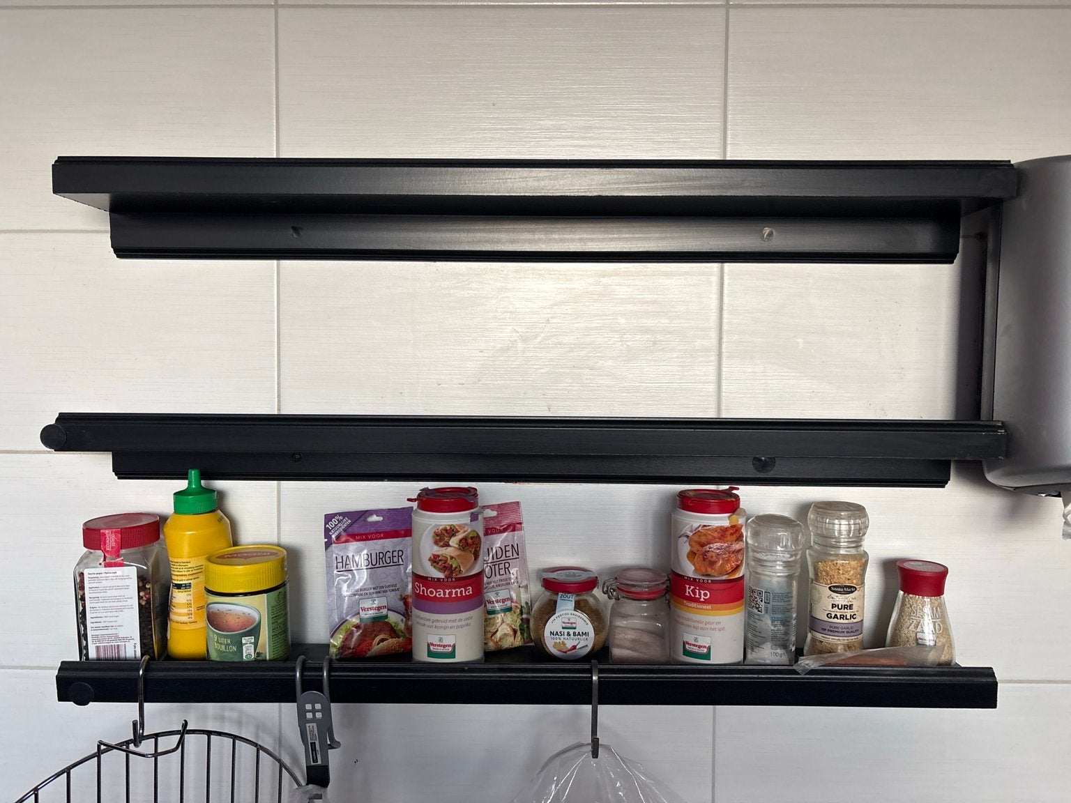 IKEA kruidenrek – 28 glazen kruidenpotjes + 3 zwarte planken, Voorraadpot, Ophalen of Verzenden, Gebruikt, Glas