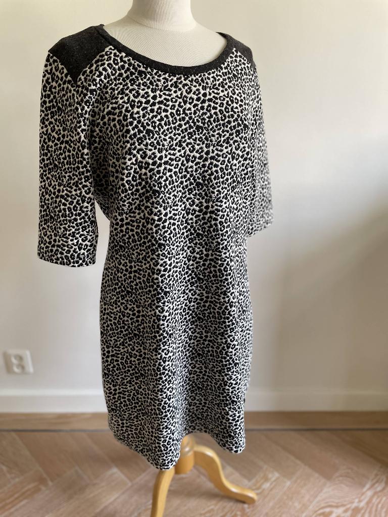 Maison Scotch: Jurk met zwart witte dierenprint. Maat L, Overige kleuren, Maat 42/44 (L), Zo goed als nieuw, Knielengte