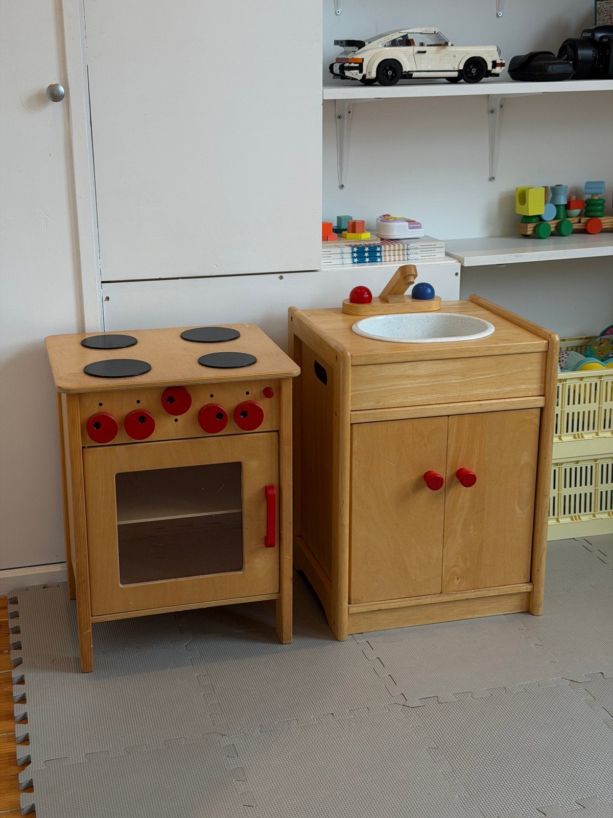 Houten kinderkeukentje met rode details, Ophalen, Zo goed als nieuw, Hout, Speelkeuken