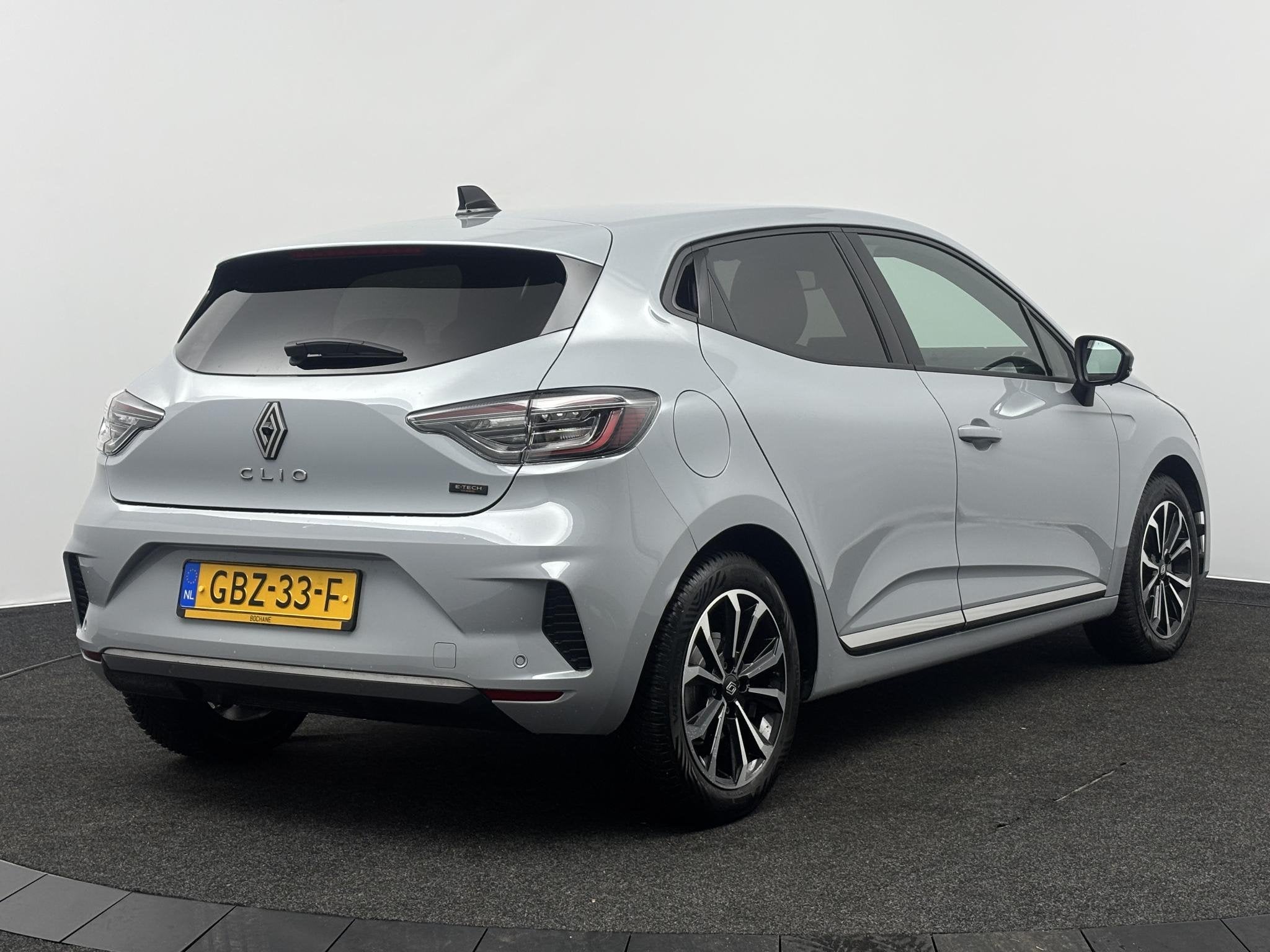 Renault Clio 1.6 E-Tech Full Hybrid 145 techno | Stoelverwar, Gebruikt, Met garantie (alle), Leder en Stof, 23 km/l