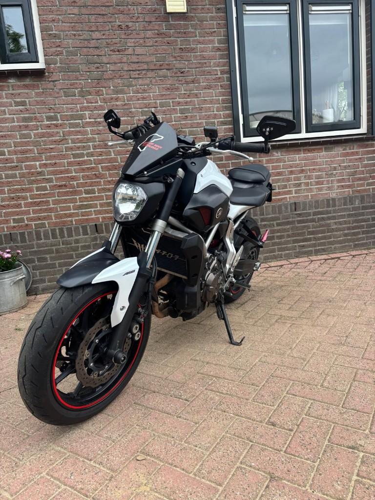 Yamaha MT-07 met akrapovič uitlaat, 2 cilinders, Motorrijbewijs A, Sportuitlaat, Particulier