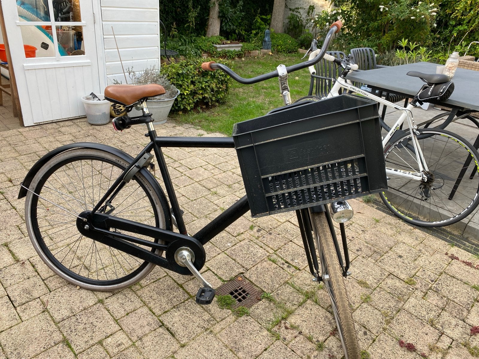 Zwarte transportfiets met krat en bruin zadel, Fietsen en Brommers, Velgrem, Versnellingen, Ophalen, Overige merken