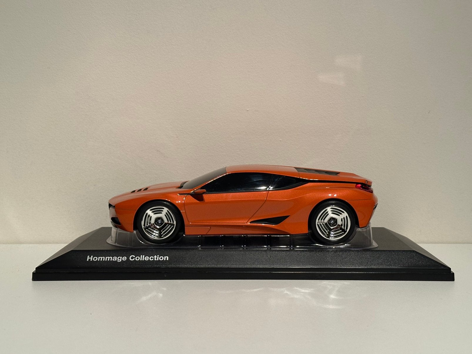 BMW M1 Hommage | Norev Dealer | schaal 1:18 | ZGAN, Hobby en Vrije tijd, Ophalen of Verzenden, Zo goed als nieuw, Auto, Norev