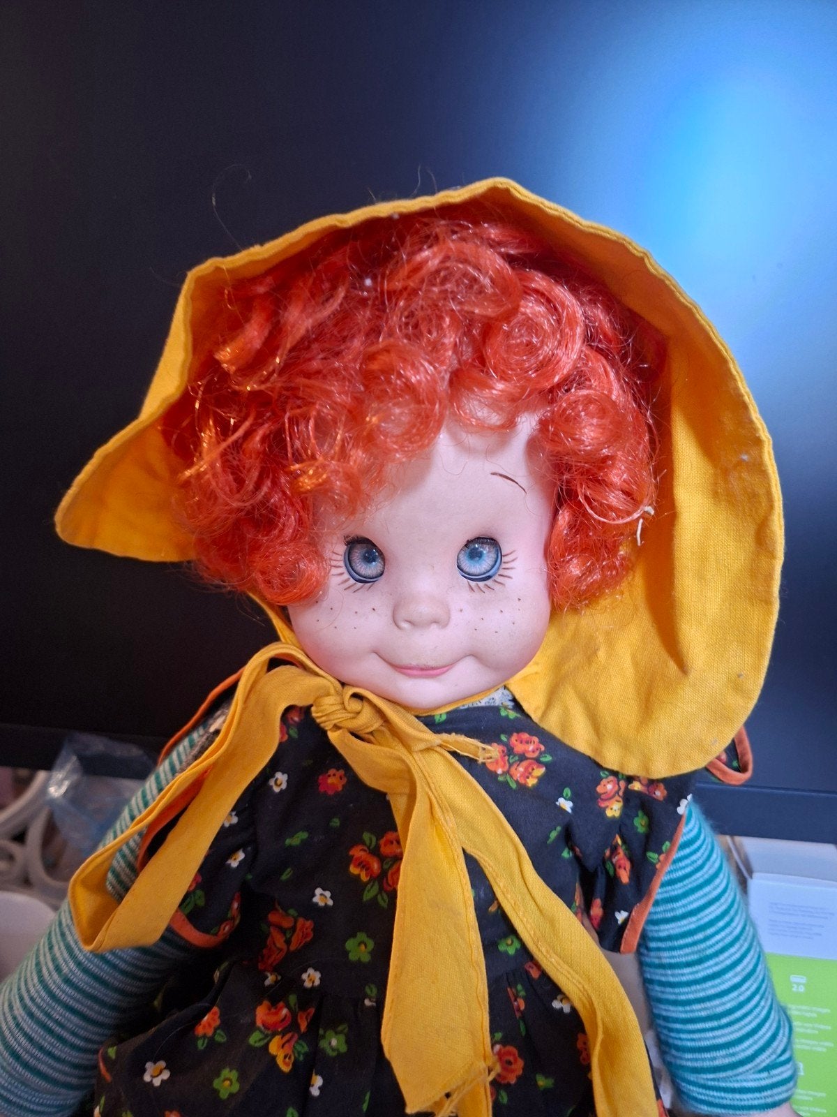 Vintage Pop met Rood Haar en Gele Kap, Verzamelen, Ophalen of Verzenden, Gebruikt, Pop