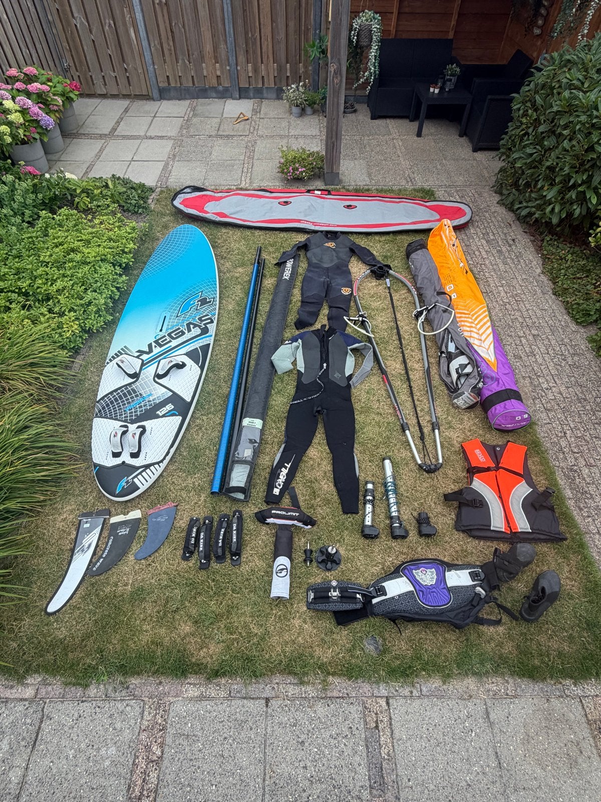 Complete windsurfset: F2 Vegas 126L, 2 zeilen, giek, masten, Ophalen, Gebruikt, 5 tot 6.5 m², Minder dan 250 cm