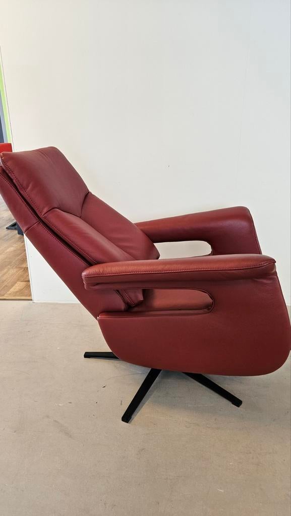 Jonge sta op fauteuil op accu bij Zitgemak in joure, Verzenden, Zo goed als nieuw, 50 tot 75 cm, Leer
