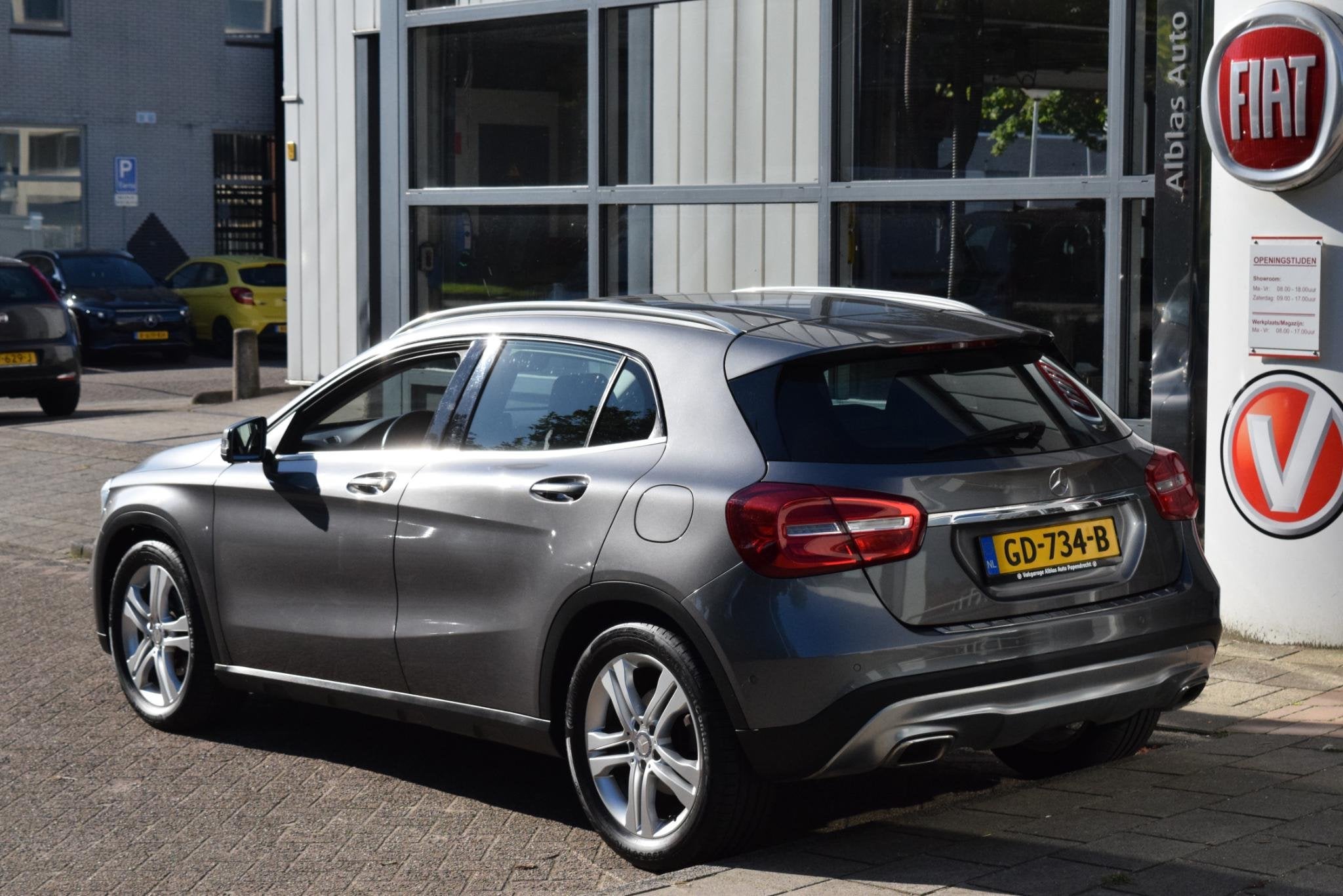 Mercedes-Benz GLA-klasse 200 Ambition|Lage km|Sportstoelen|1, Auto's, Voorwielaandrijving, Gebruikt, Leder en Stof, Bedrijf