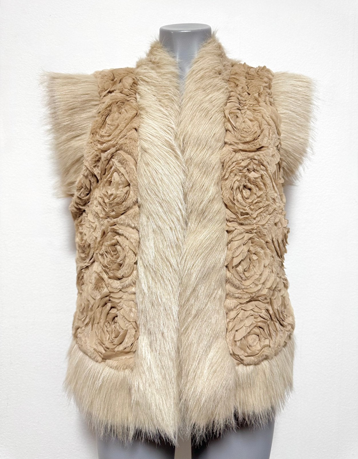 By Clara faux fur gilet Maat- S/M, Verzenden, Nieuw, Maat 38/40 (M), Beige