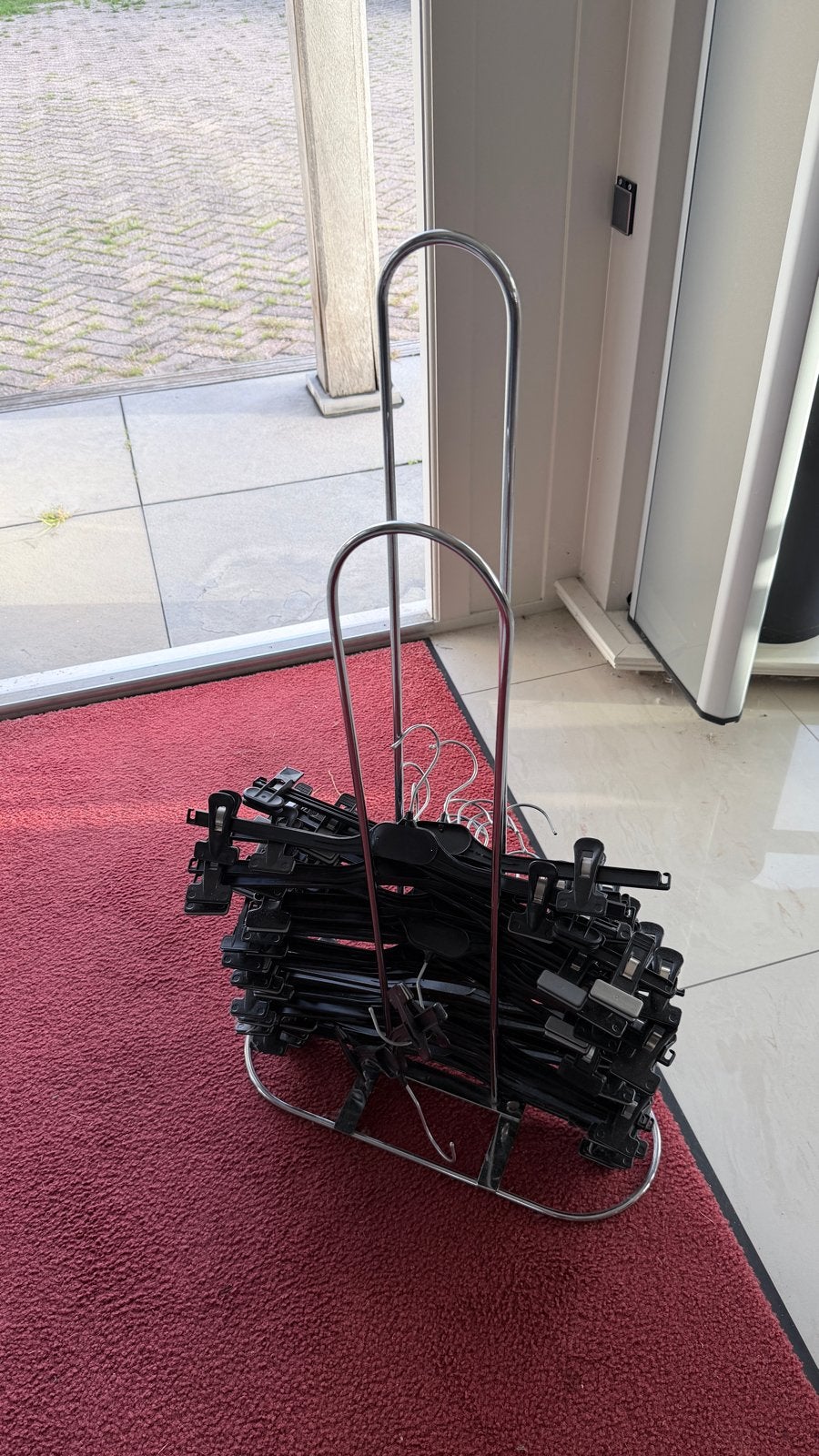 Kledinghangers met klemmen op metalen standaard, Ophalen, Gebruikt, Metaal, Volwassenen