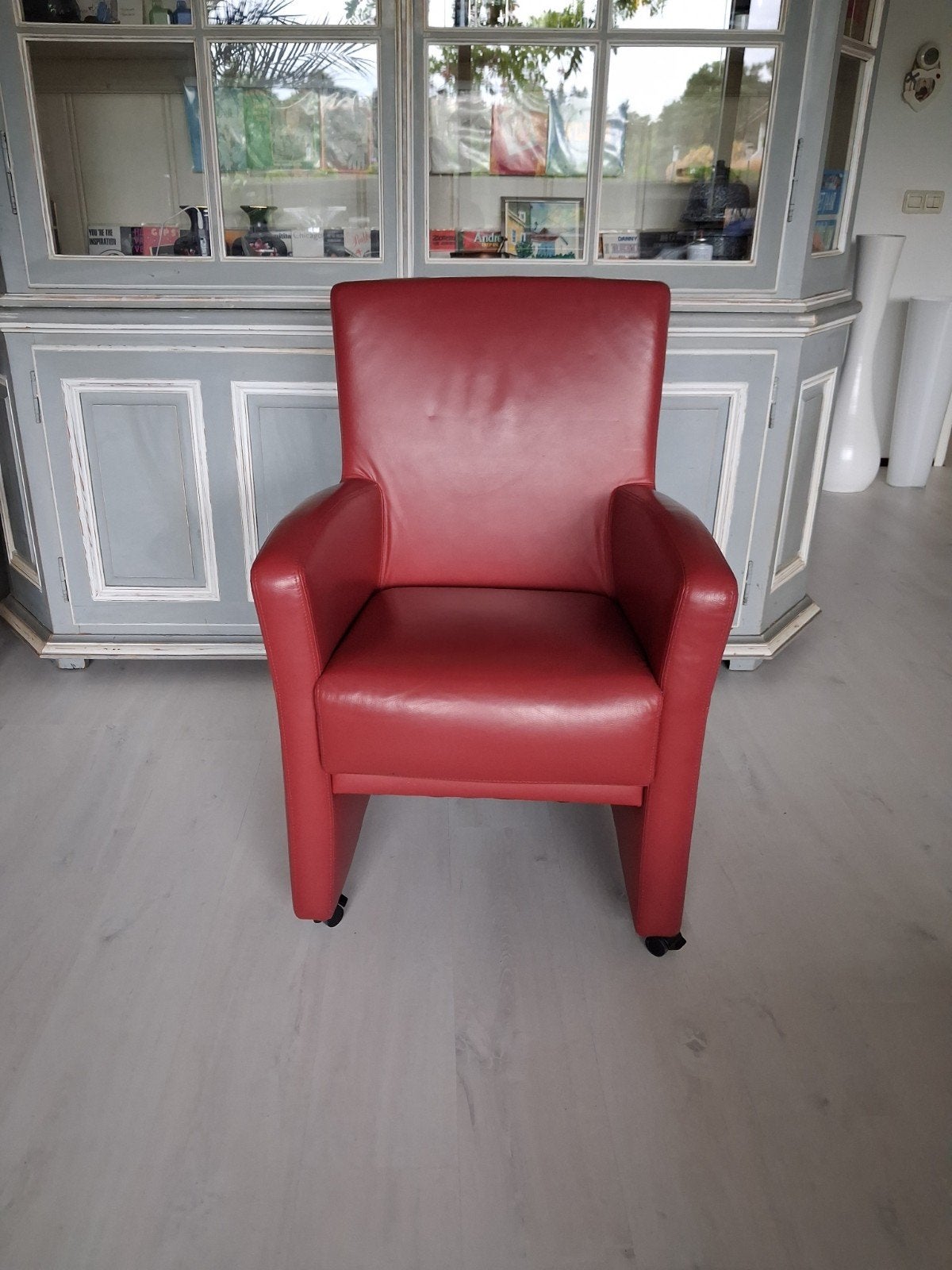 Nette Rode stoel op wieltjes, Huis en Inrichting, Fauteuils, Ophalen, Zo goed als nieuw, Leer, 50 tot 75 cm