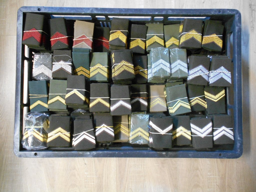 Rangen KL (emblemen) Nederlands leger (meer dan op foto), Ophalen of Verzenden, Landmacht, Nederland, Embleem of Badge