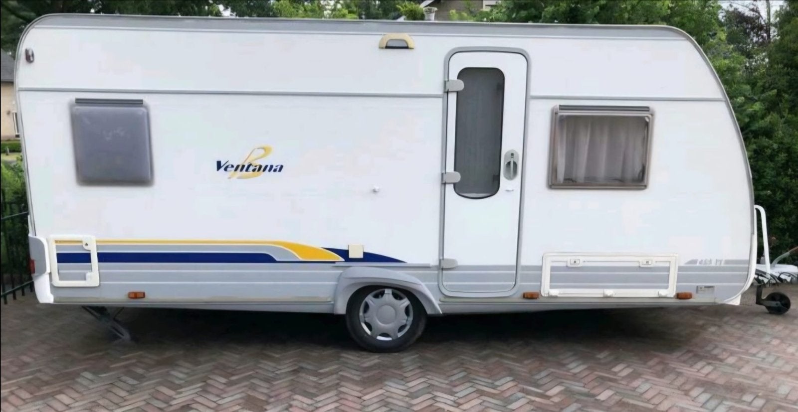 Bürstner Ventana 455 TS- Ruime gezinscaravan met voortent, Caravans en Kamperen, Caravans, Rondzit, Omvormbare zithoek, Particulier