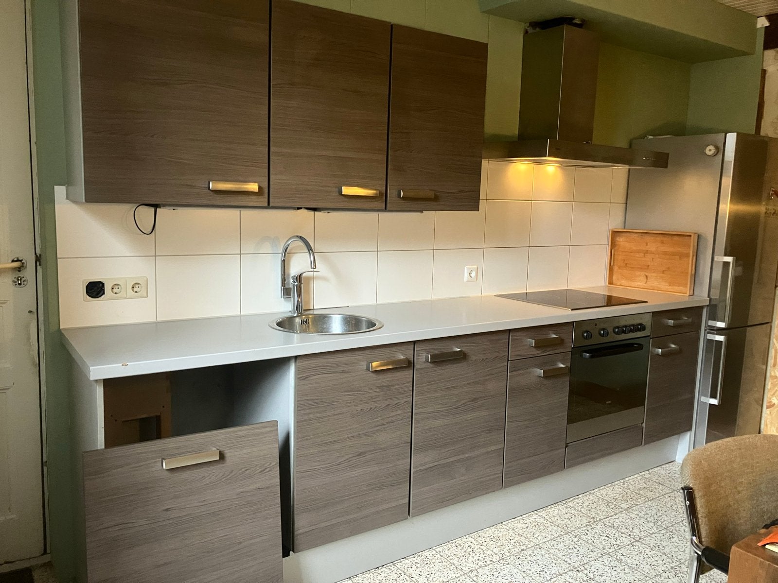 keuken met afzuigkap, oven en keramische kookplaat, Ophalen, Gebruikt, Bruin, Enkelwandige keuken