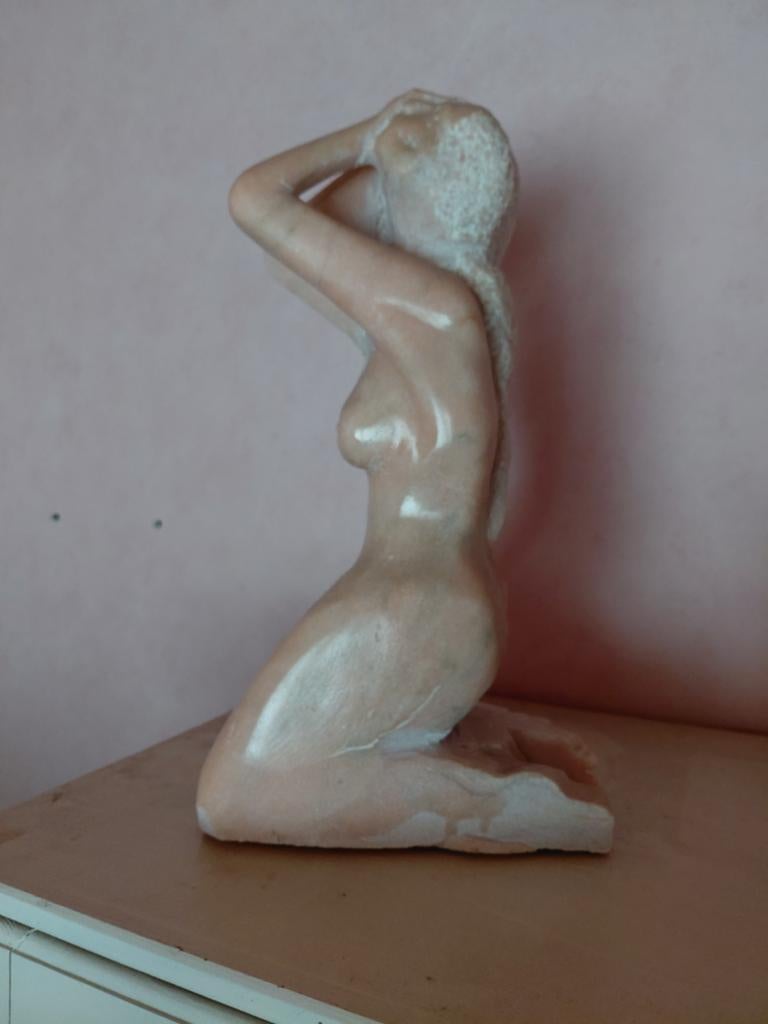 Abstracte sculptuur van een knielende vrouw, Antiek en Kunst, Ophalen of Verzenden, Handgemaakt, 20 - 50 cm, Steen of Keramiek