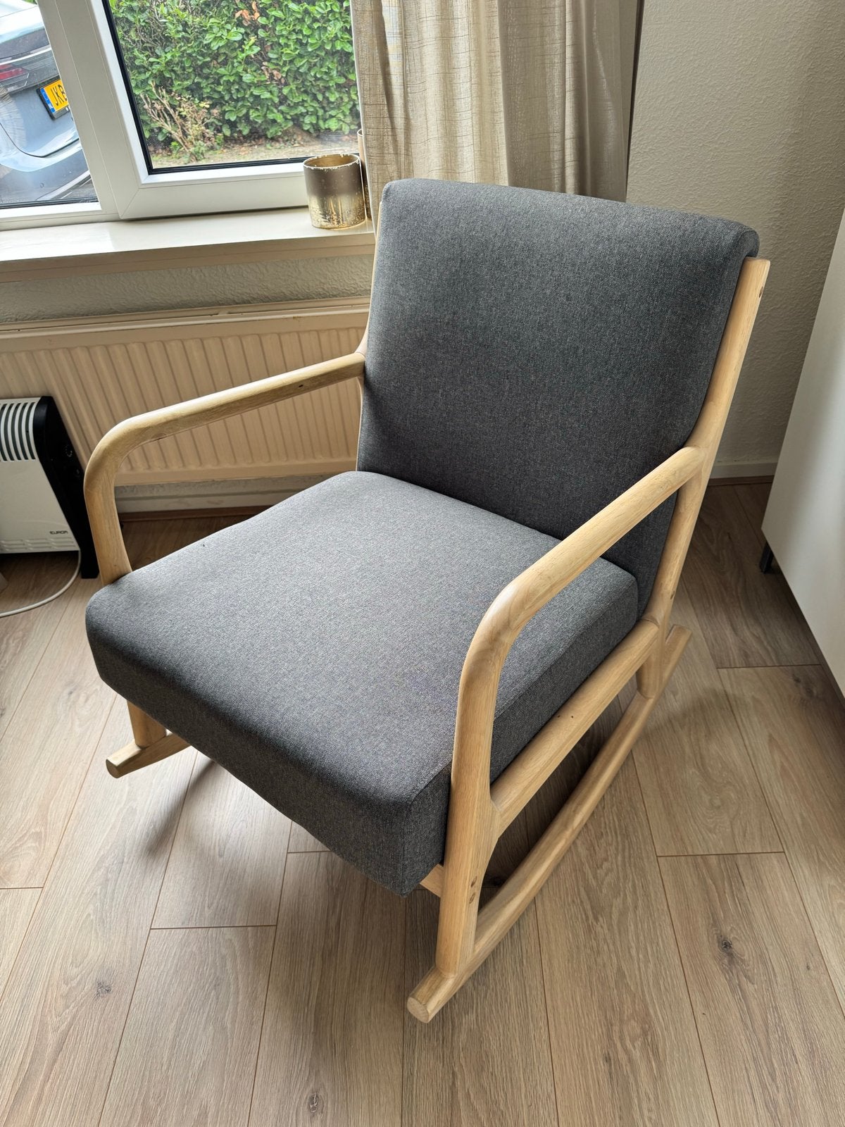 Schommelstoel met houten frame en grijze stof, Ophalen, 75 tot 100 cm, Zo goed als nieuw, 50 tot 75 cm