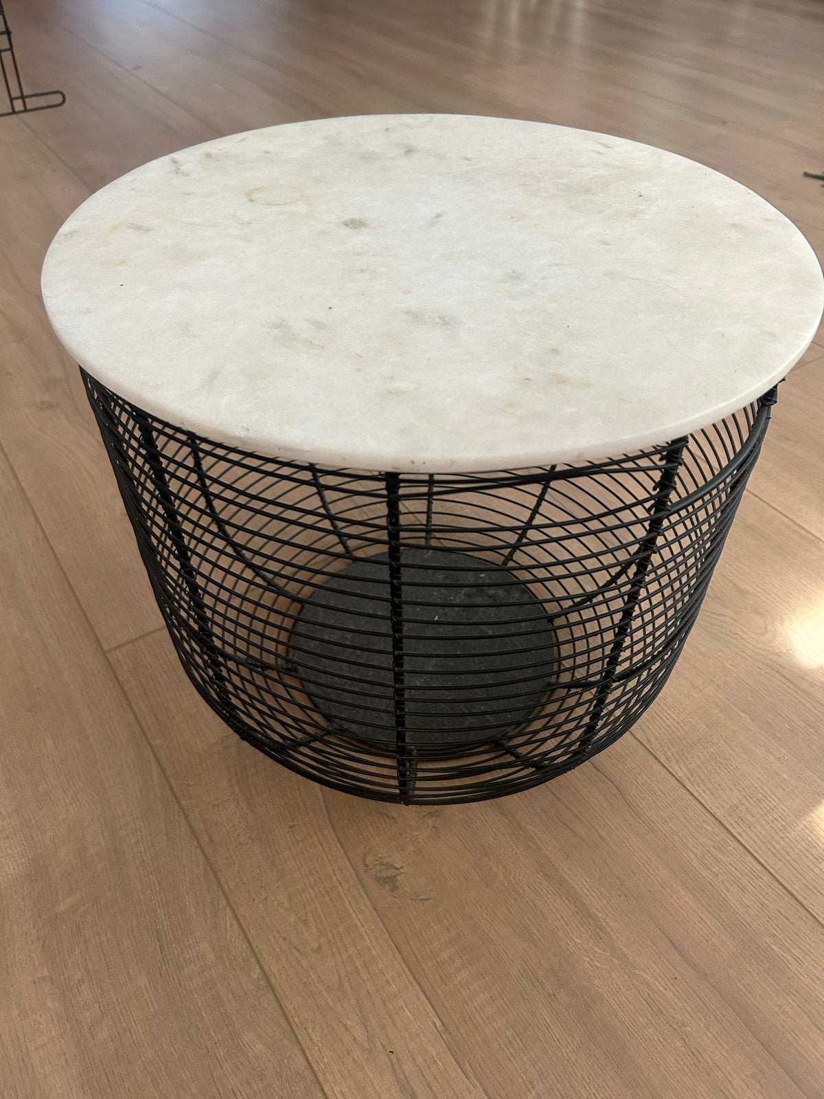 Ronde salontafel met marmeren blad en metalen onderstel, Ophalen, Minder dan 45 cm, Minder dan 55 cm, Gebruikt
