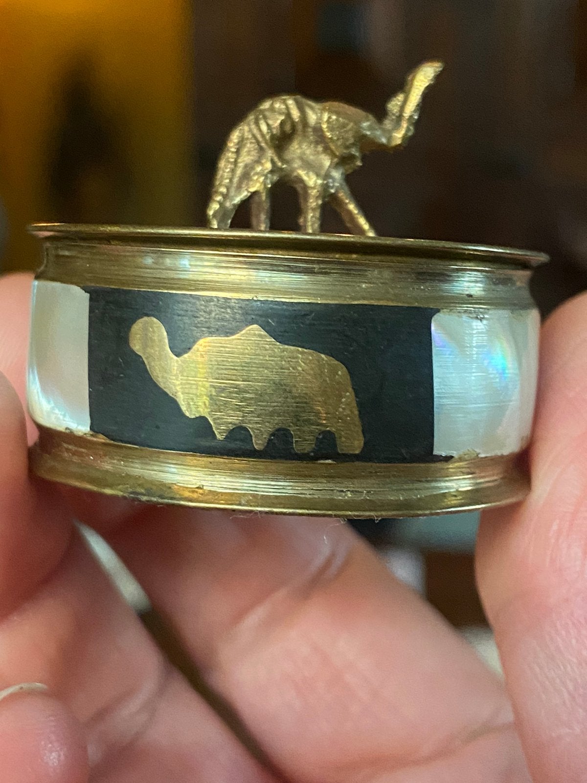 Antiek? Pillendoosje met olifant en parelmoer, Ophalen of Verzenden