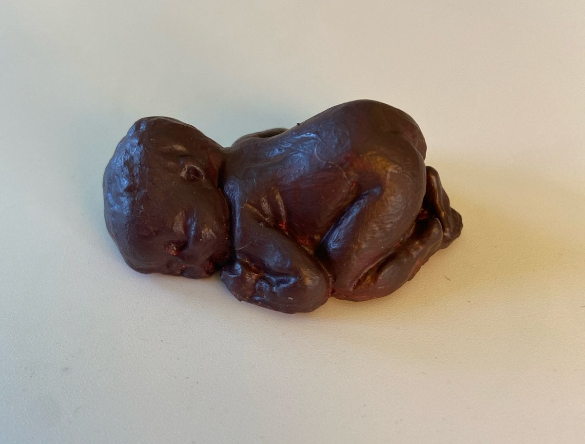 Klein slapend baby beeldje van klei., Verzamelen, Beelden en Beeldjes, Ophalen of Verzenden, Zo goed als nieuw, Mens