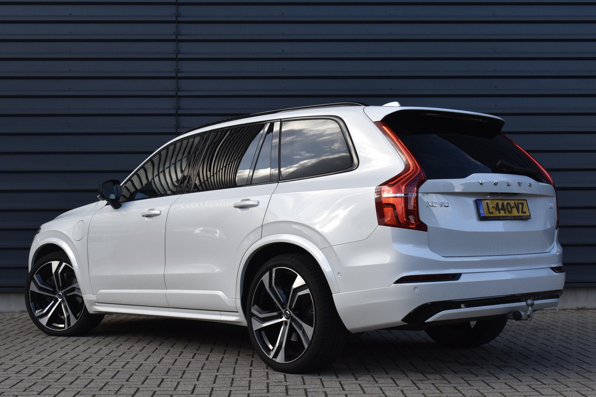 Volvo XC90 2.0 T8 Recharge AWD R-Design | Panorama | Bowers&, Gebruikt, 4 cilinders, Wit, Bedrijf