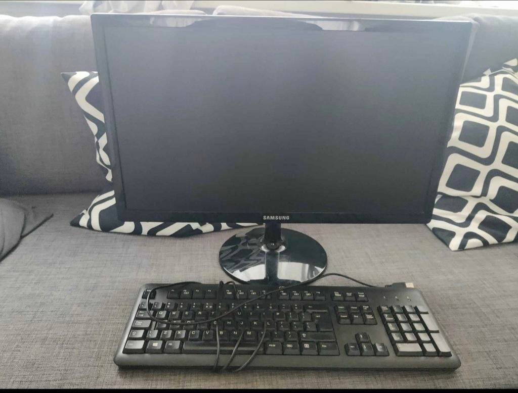 Samsung 23 inch monitor + toetsenbord, Ophalen